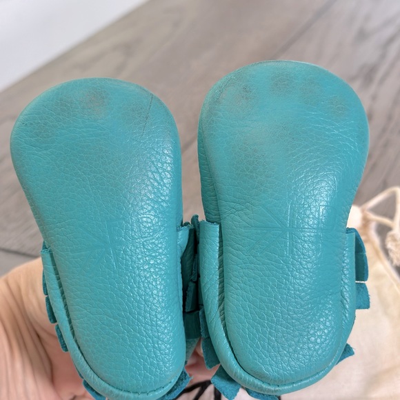 Sz 2, Freshly Picked Fringed Soft Soles with Dustcover, Turquoise - Picture 4 of 4